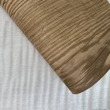 Giấy dán tường thường, vân gỗ, màu nâu (cận cảnh sản phẩm)